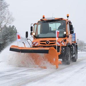 机场跑道铲雪车