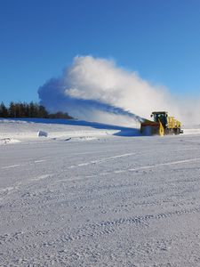 自推式吹雪机