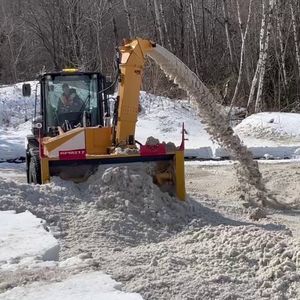 反铲装载机安装式吹雪机 1