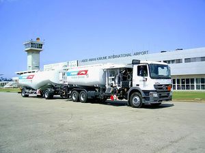 自推式飞机加油车 1