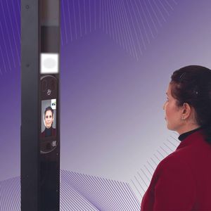 带生物特征读取器自助登机门