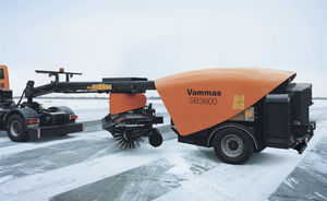 机场跑道铲雪车