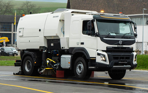 机场扫地机 - MaxPowa V80 rear suction - BUCHER MUNICIPAL - 驾驶式