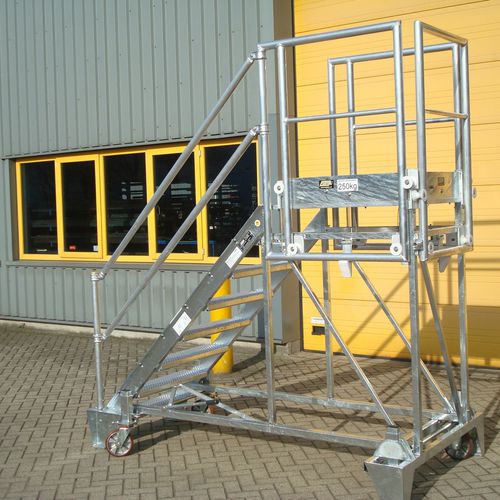 维修活动梯 - aluminium bespoke stairs - CUSTERS HYDRAULICA BV - 飞机