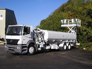 自推式飞机加油车 - FLUID TRANSFER INTERNATIONAL LTD. - 带升降平台 / 机场