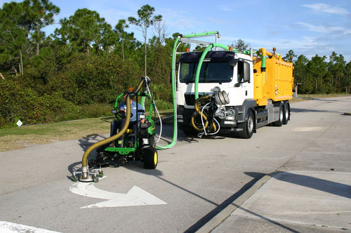 机场跑道清洁设备 - WATERBLASTING TECHNOLOGIES - 卡车安装式 / 表面清洁 / 橡胶胎印去除