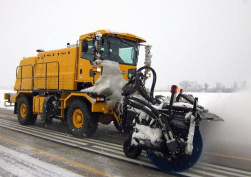 卡车安装式吹雪机 - H-Series XF Broom - Oshkosh Airport Products - 机场