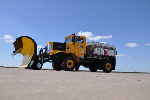 机场铲雪车 - P-Series & MPT Series - Oshkosh Airport Products - 倾斜刀板