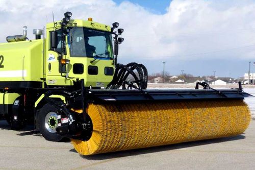 机场跑道清扫机刷子 - 4600 Pivot Lift - M-B Companies, Inc.