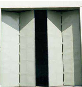 折叠机库门 - Four   - International Door, Inc - 防风